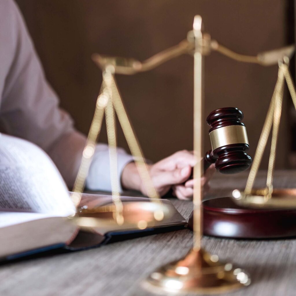 Νομικό θέμα με Θέμιδα, δικαστική σφύρα και βιβλία δικαίου